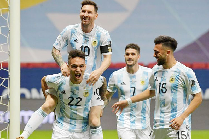 Lionel Messi (10), pemanggilannya ke timnas Argentina membuat petinggi PSG Meradang.